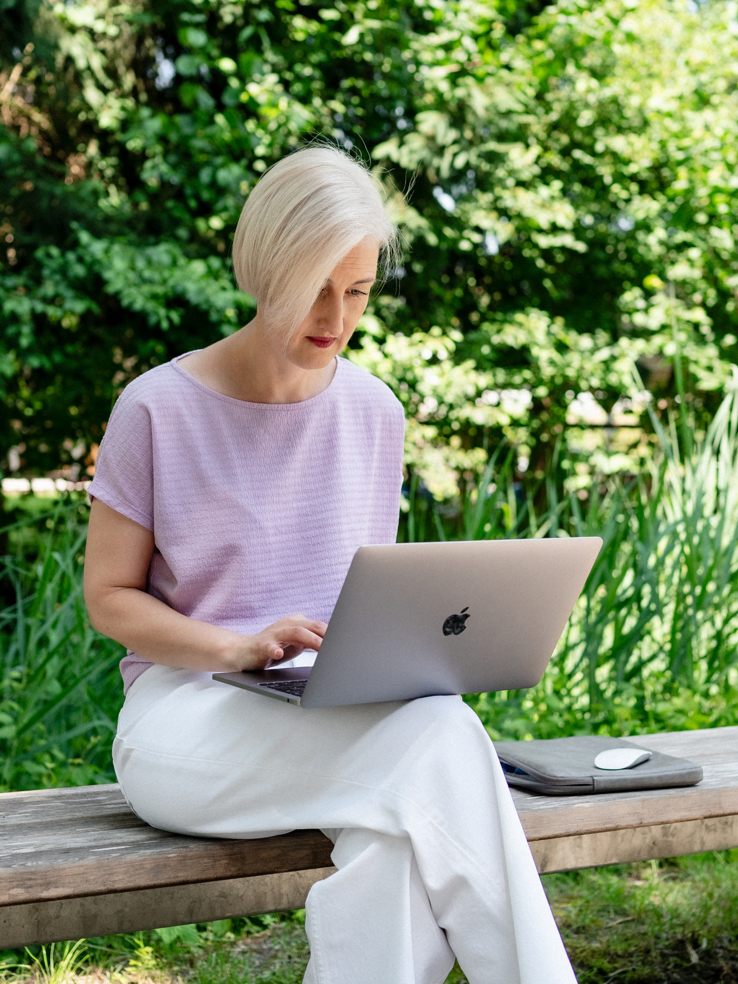 Nicole Magunga am Laptop